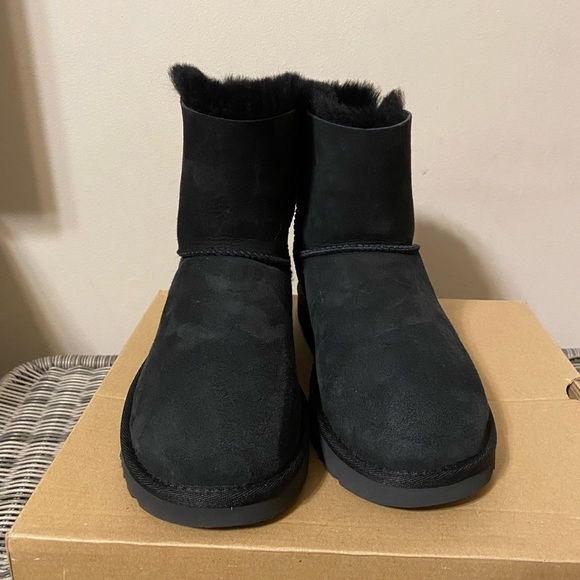 Ugg black bow boots slightly worn excellent - Picture 2 of 4